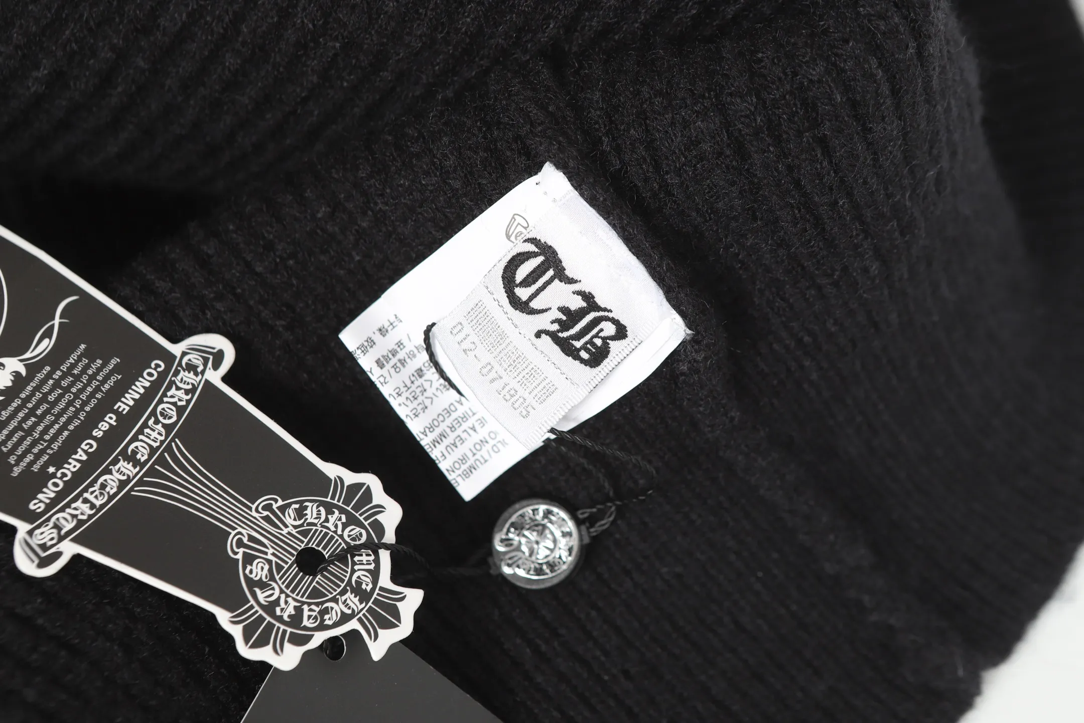 P300 #M905 model -Chrome Hearts/Chrome Hearts Heavy Industry Sanskrit appliquéd embroidered cardigan zipper knitted sweater -High weight, high density and high quality. The wool is soft, delicate and skin-friendly. It feels soft and silky. It has excellent warmth and skin-friendly properties.